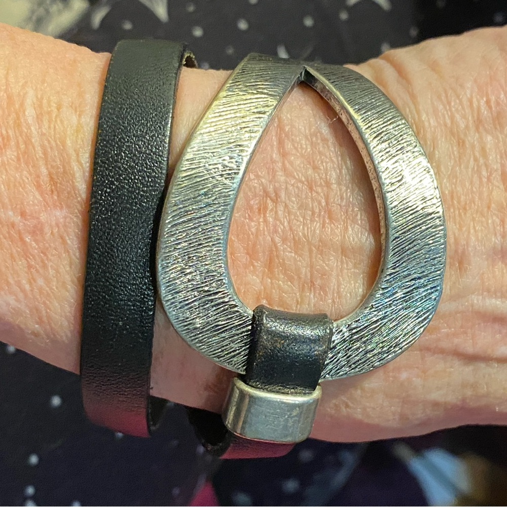 EUC SAACHI wrap bracelet,black leather band,pewter loop buckle - Picture 7 of 8